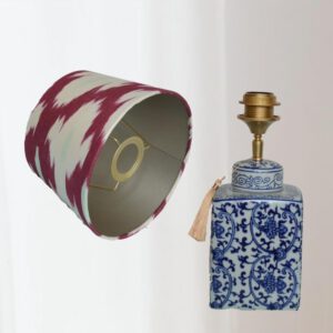 blauw wit keramiek lamp met ernaast de lampenkap met gouden binnenkant