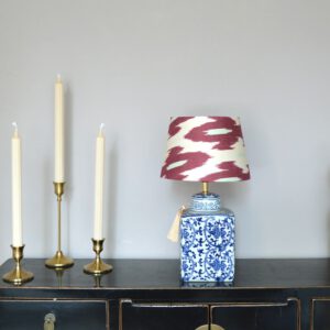 lamp met Ikat lampenkap op een sidetable